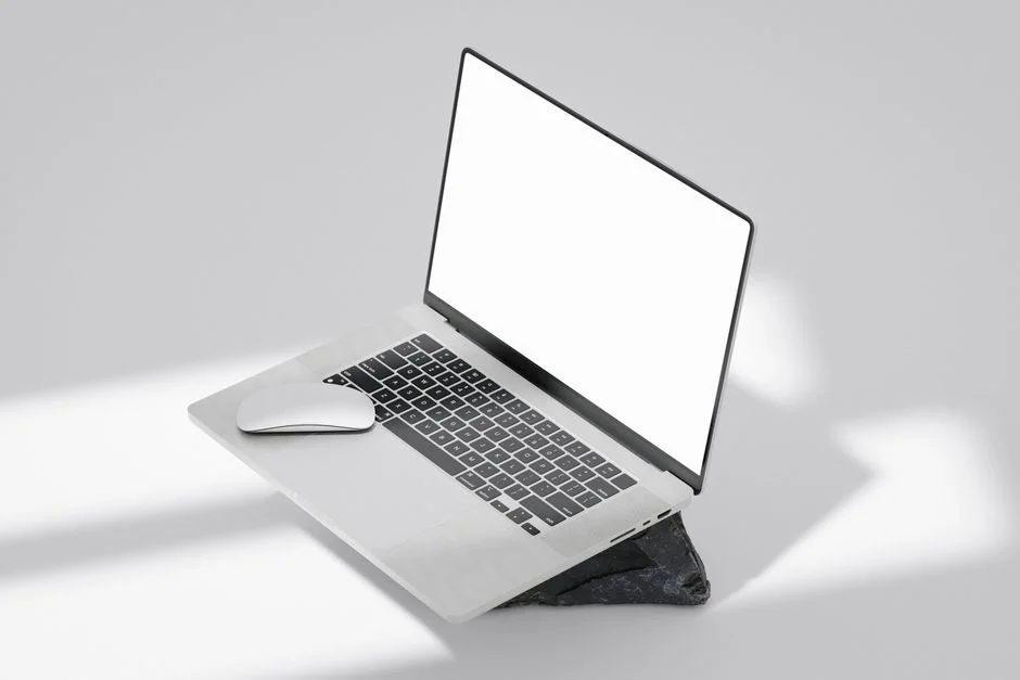 Un espace de travail contemporain avec deux écrans d’ordinateur affichant des projets de conception web, mettant en avant la technologie et la productivité.
